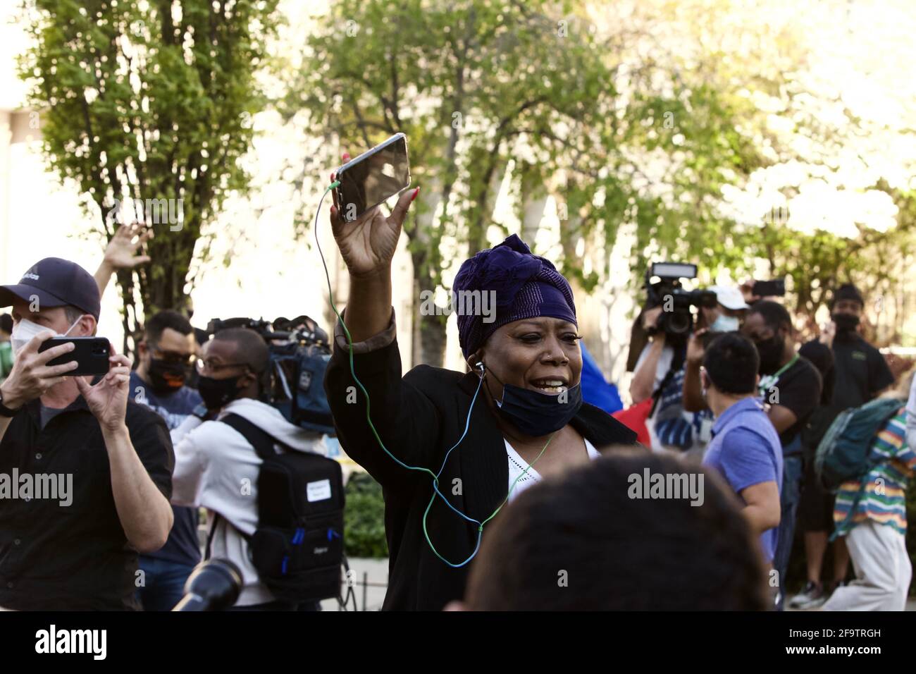 Washington, DC, Etats-Unis, 20 avril 2021. En photo : Lisa Robinson, de Washington, DC, célèbre dans Black Lives Matter Plaza, après qu'un jury de Minneapolis ait envoyé un message puissant que Black Lives a l'importance, avec la condamnation de l'ancien policier Derek Chauvin pour le meurtre de George Floyd. Crédit : Allison C Bailey/Alay Live News Banque D'Images