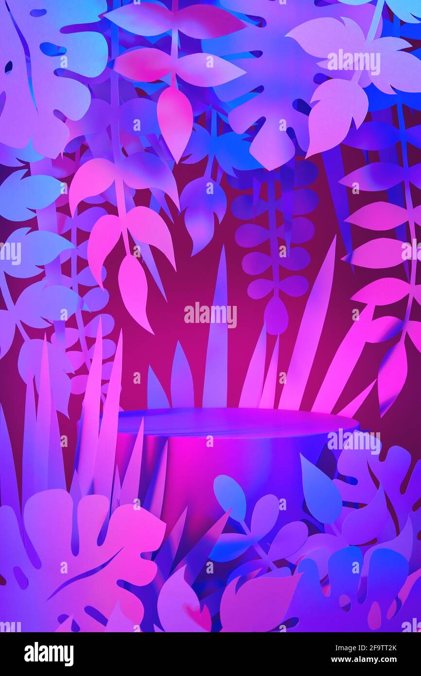 scène de couleur néon avec podium vide et jungle taillée de papier plantes feuilles Banque D'Images