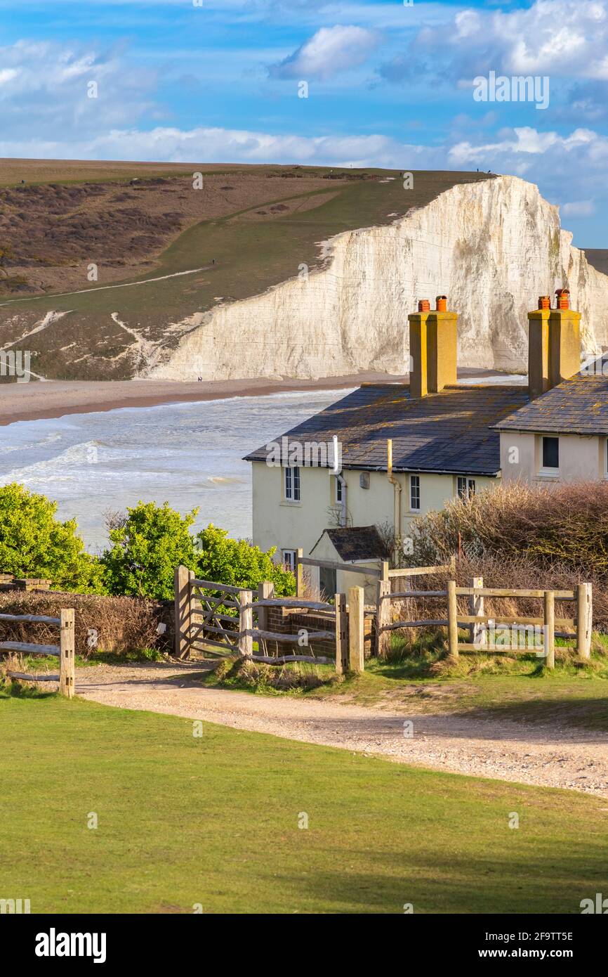 Vue sur les falaises de Seven Sisters et les cottages des garde-côtes, depuis Seaford Head, en face de la rivière Cuckmere. Seaford, Sussex, Angleterre, Royaume-Uni. Banque D'Images