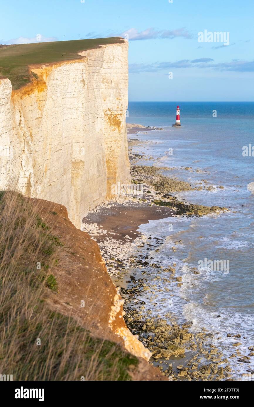 Vue sur Beachy Head et son phare. Eastbourne, East Sussex, sud de l'Angleterre. Banque D'Images