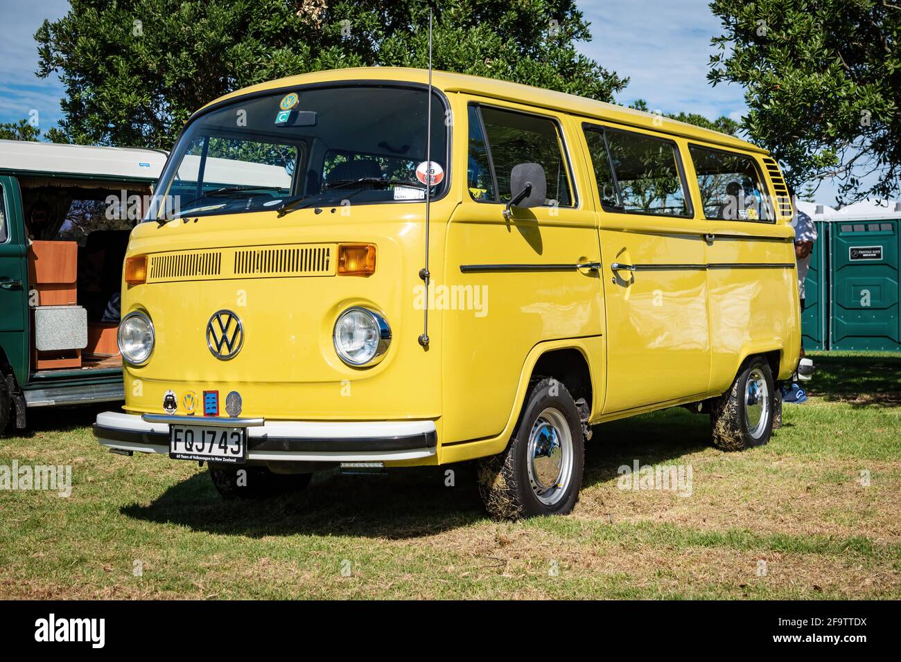 Vue de la fourgonnette jaune Volkswagen Type 2 (T2) Kombi Banque D'Images