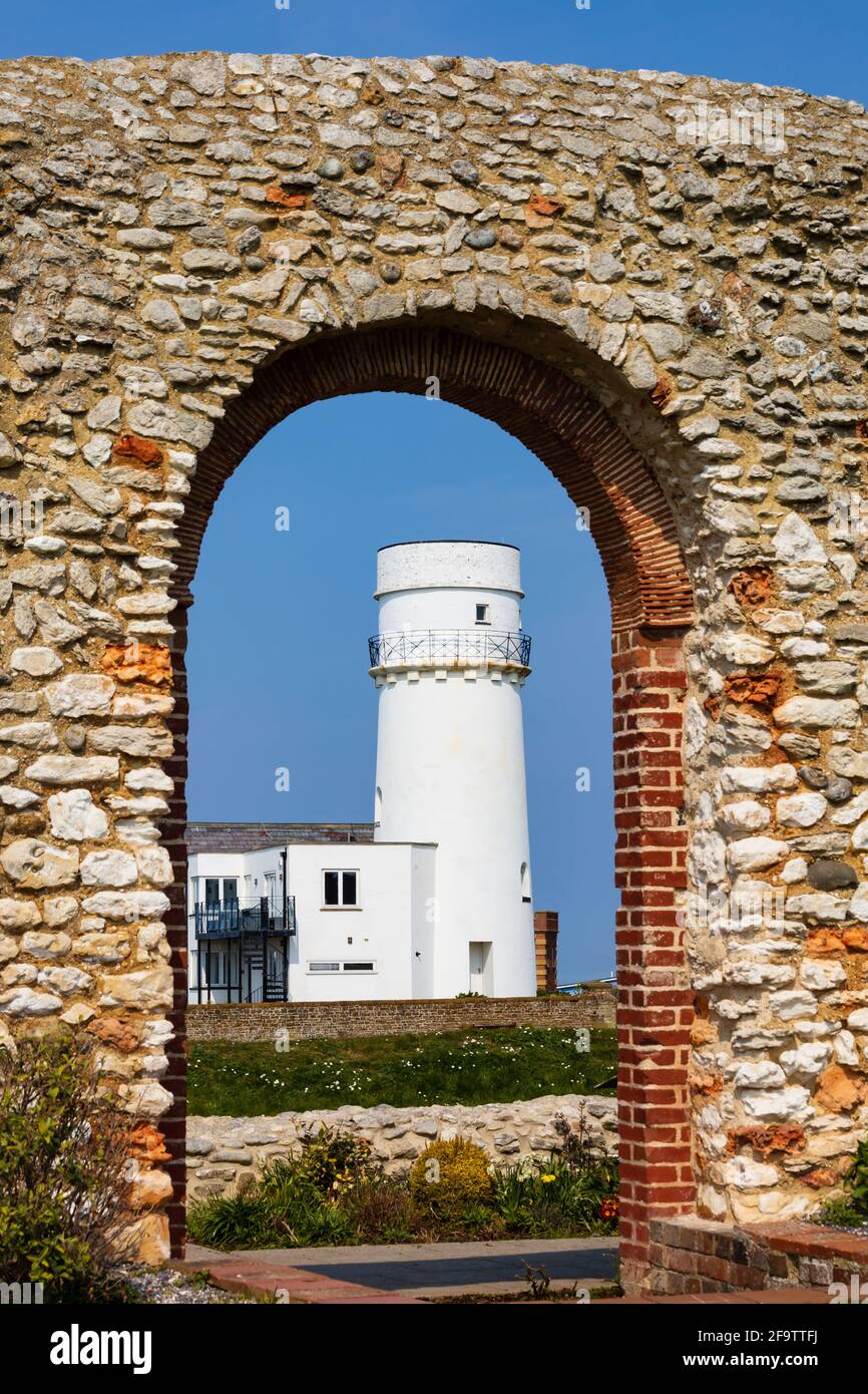 phare vu à travers l'arche de la chapelle Saint-Edmunds. Hunstanton, Norfolk, Angleterre. Banque D'Images