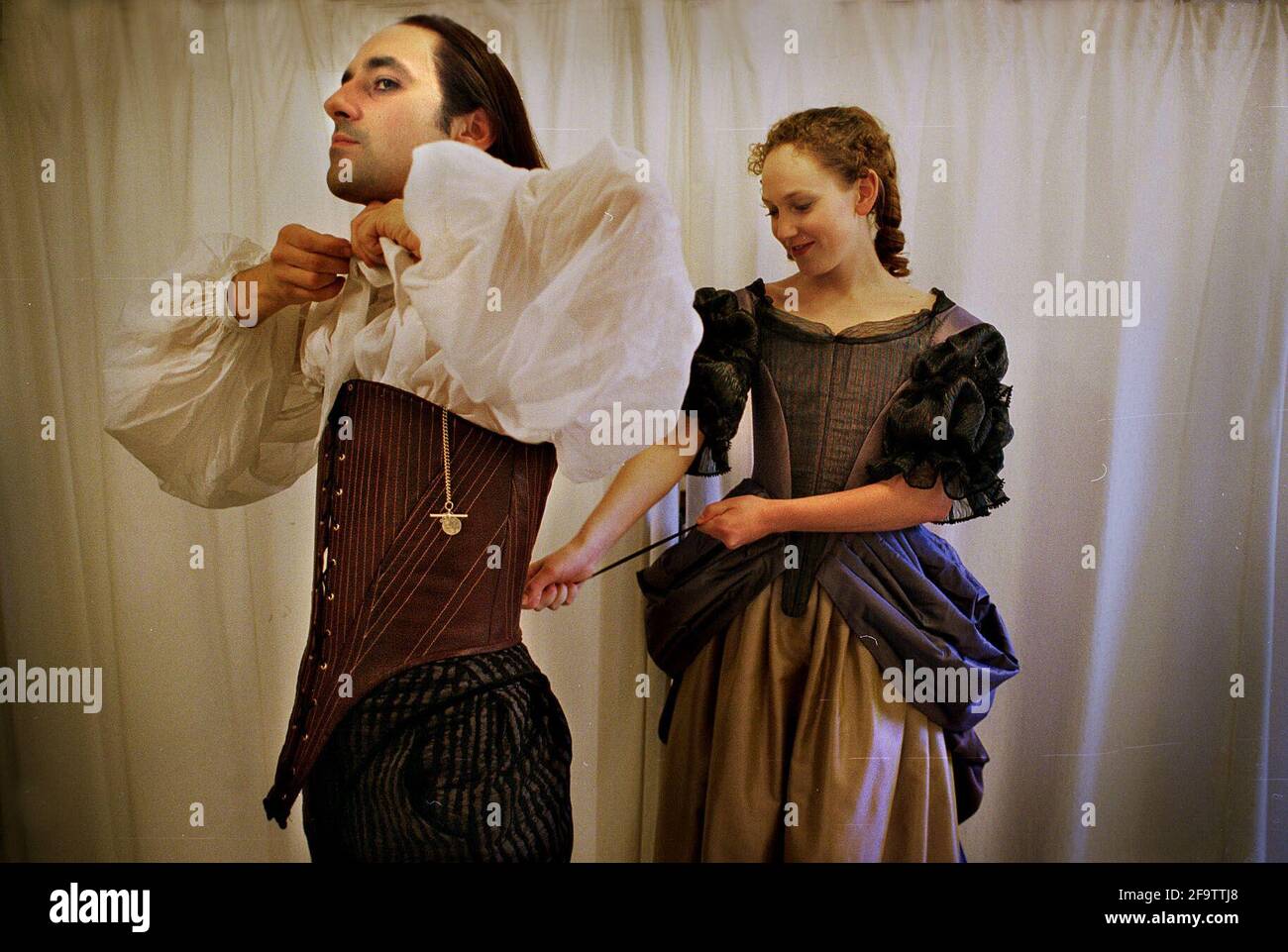 JOUE L'AMOUR DANS LE BOIS AVRIL 2001ACTOR HATTIE MORAHAN AIDER STEPHEN NOONAN DANS SON CORSET POUR «L'AMOUR DANS UN BOIS AU SWAN THEATRE STRATFORD À COTUMES CONÇU PAR SUE WILLMINGTON LES COSTUMES SONT DOTÉS DE CORSETS POUR HOMMES ET FEMMES Banque D'Images