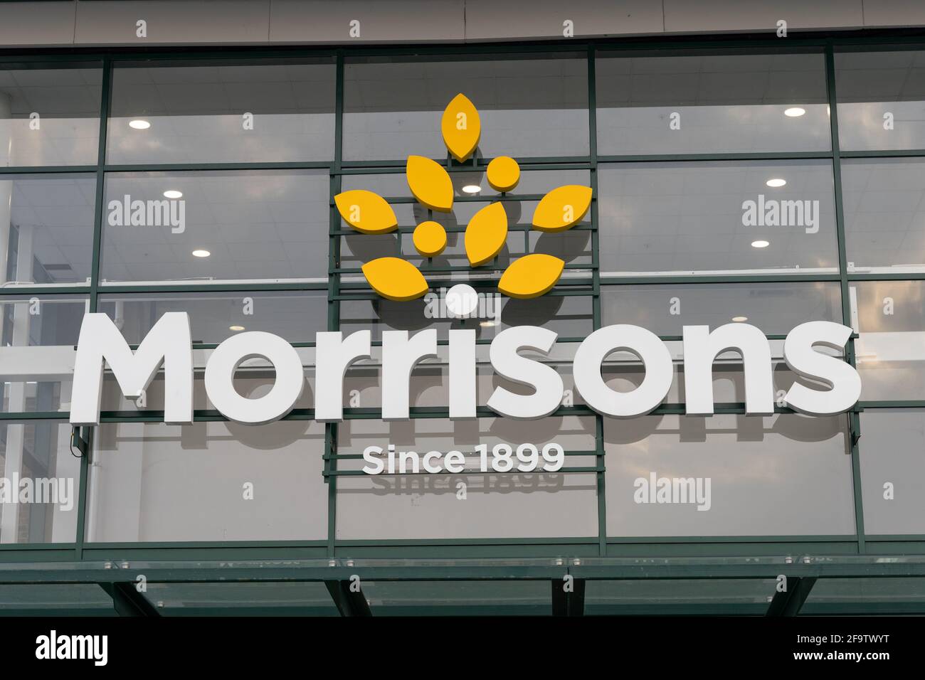Marque Morrisons et logo accroché dans panneau de verre de l'avant de magasin, supermarché, Angleterre Banque D'Images