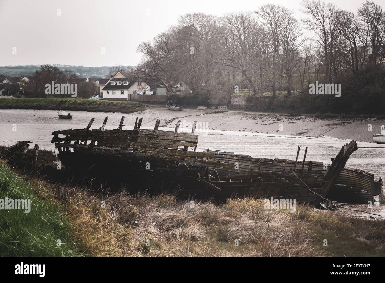 Un vieux bateau en bois délabrée se désagrègne et se déchue à marée basse Banque D'Images