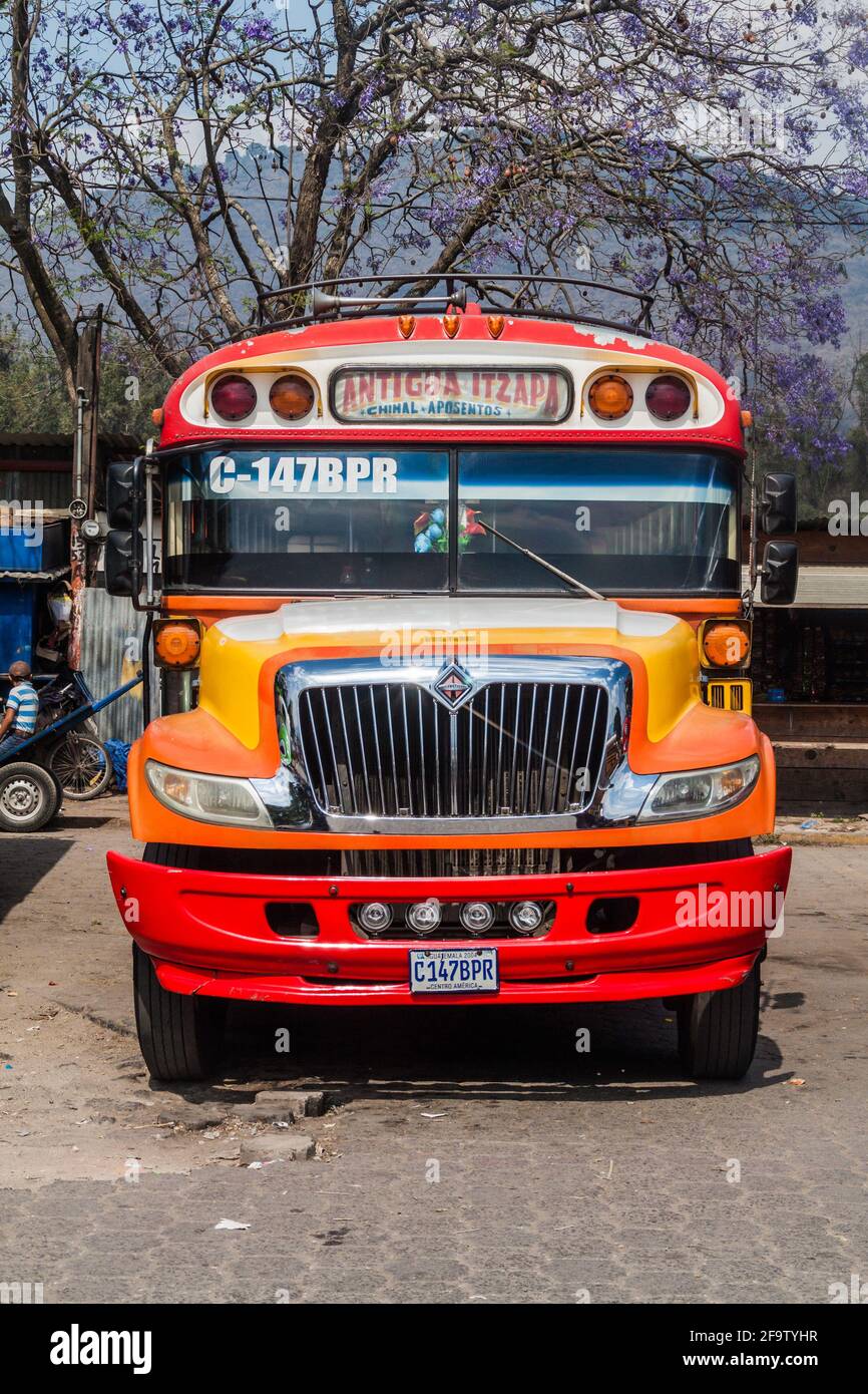 ANTIGUA, GUATEMALA - 28 MARS 2016 : bus à poulet coloré, ancien bus scolaire américain, au terminal principal d'Antigua Guatemala. Banque D'Images