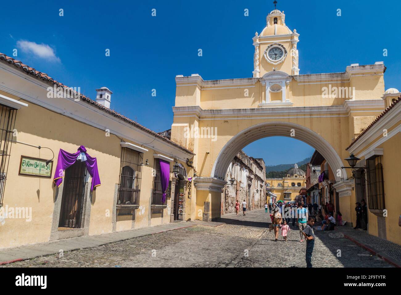 ANTIGUA, GUATEMALA - 26 MARS 2016 : vue sur l'arche de Santa Catalina dans la ville d'Antigua Guatemala, Guatemala. Banque D'Images