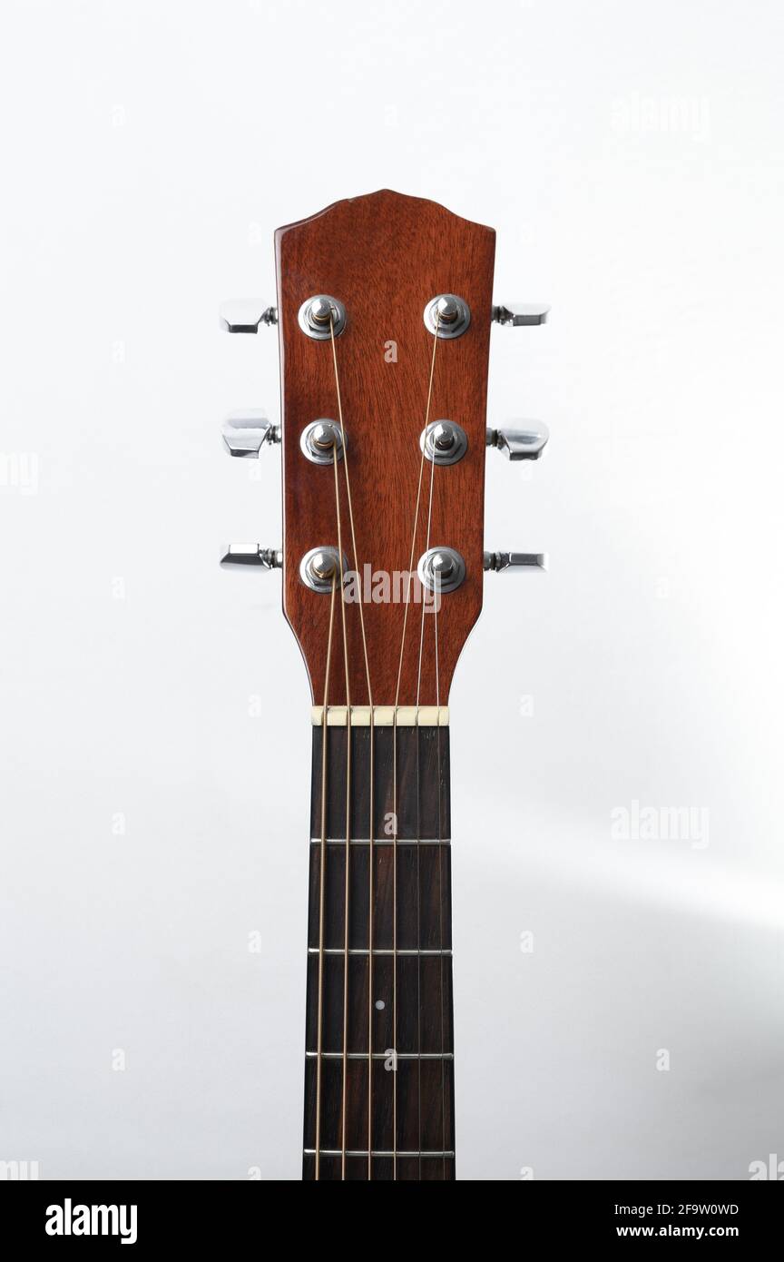 Cou de guitare acoustique avec ergots de réglage sur fond blanc Photo Stock  - Alamy