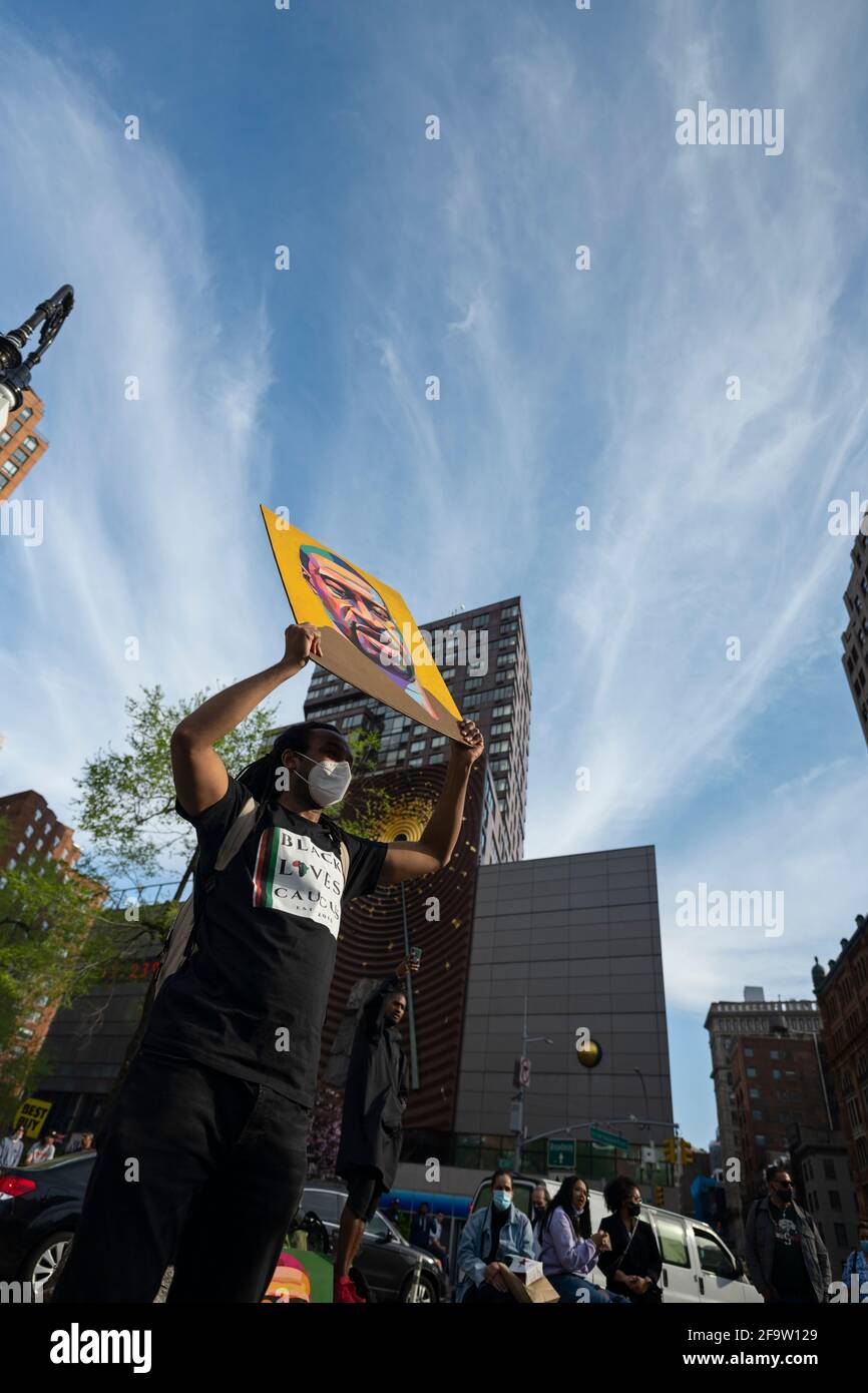 New York, New York, Etats-Unis 20 avril 2021. Quelques instants après que l'ancien policier de Minneapolis Derek Chauvin a été reconnu coupable du meurtre de George Floyd, l'activiste de la police de defund tient le portrait de Floyd devant la foule dans Union Square de New York. Banque D'Images