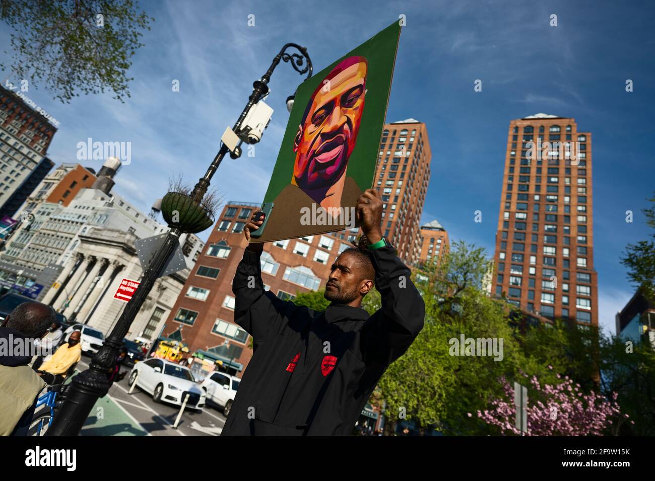 New York, New York, Etats-Unis 20 avril 2021. Quelques instants après que l'ancien policier de Minneapolis Derek Chauvin a été reconnu coupable du meurtre de George Floyd, l'activiste de la police de defund tient le portrait de Floyd devant la foule dans Union Square de New York. Banque D'Images
