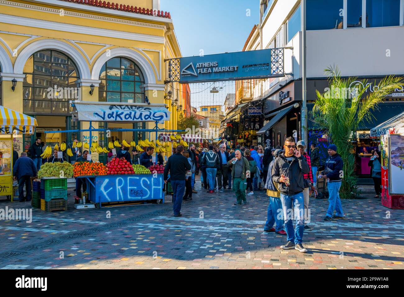 ATHÈNES, GRÈCE, DCEMBER 10, 2015: Personnes achetant des fruits et légumes à l'extérieur du kiosque d'épicerie à la place Monastiraki. Banque D'Images