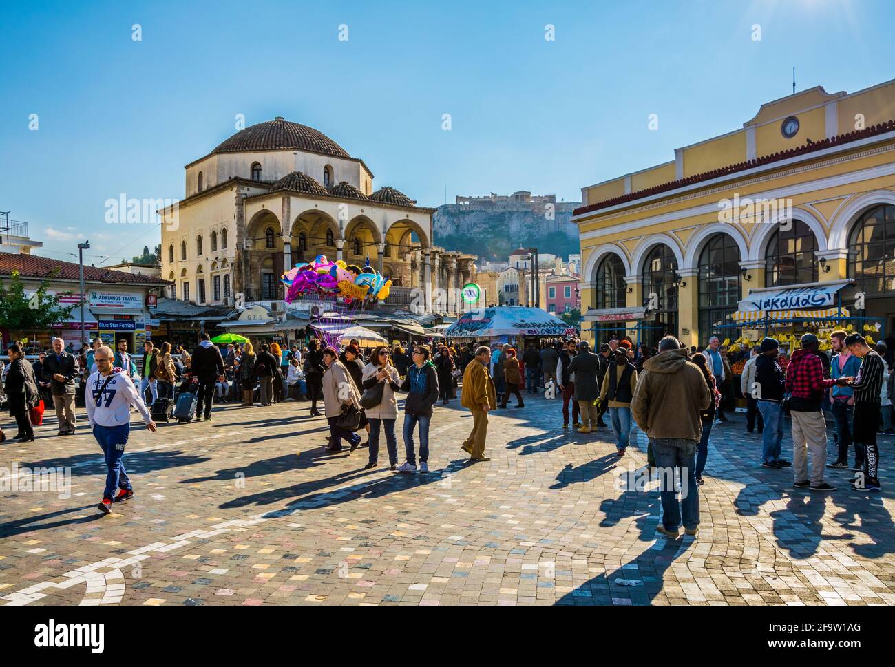 ATHÈNES, GRÈCE, 10 DÉCEMBRE 2015 : place Monastiraki avec sa foule, en arrière-plan une ancienne mosquée se tournait maintenant vers un bâtiment public. Banque D'Images