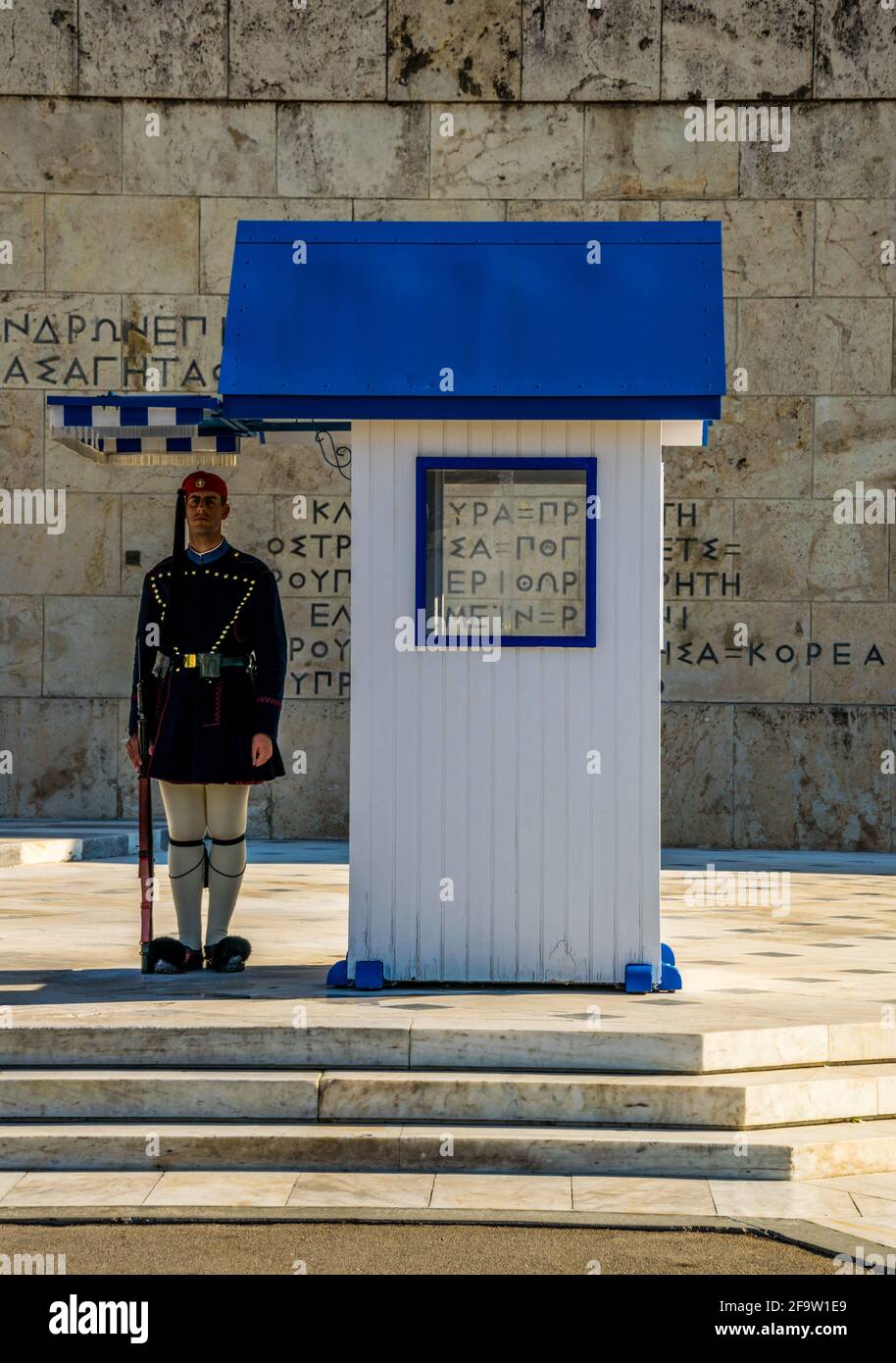 ATHÈNES, GRÈCE, le 10 DÉCEMBRE 2015 : la cérémonie de la relève de la garde a lieu devant le Parlement grec Banque D'Images