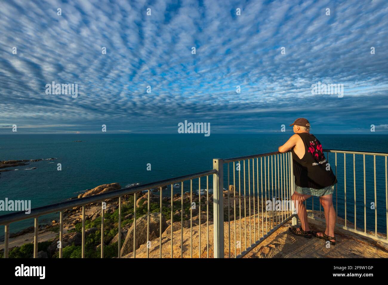 Personne regardant l'incroyable ciel de maquereau au-dessus de la mer à Horseshoe Bay Rotary Lookout, Bowen, Queensland, QLD, Australie Banque D'Images