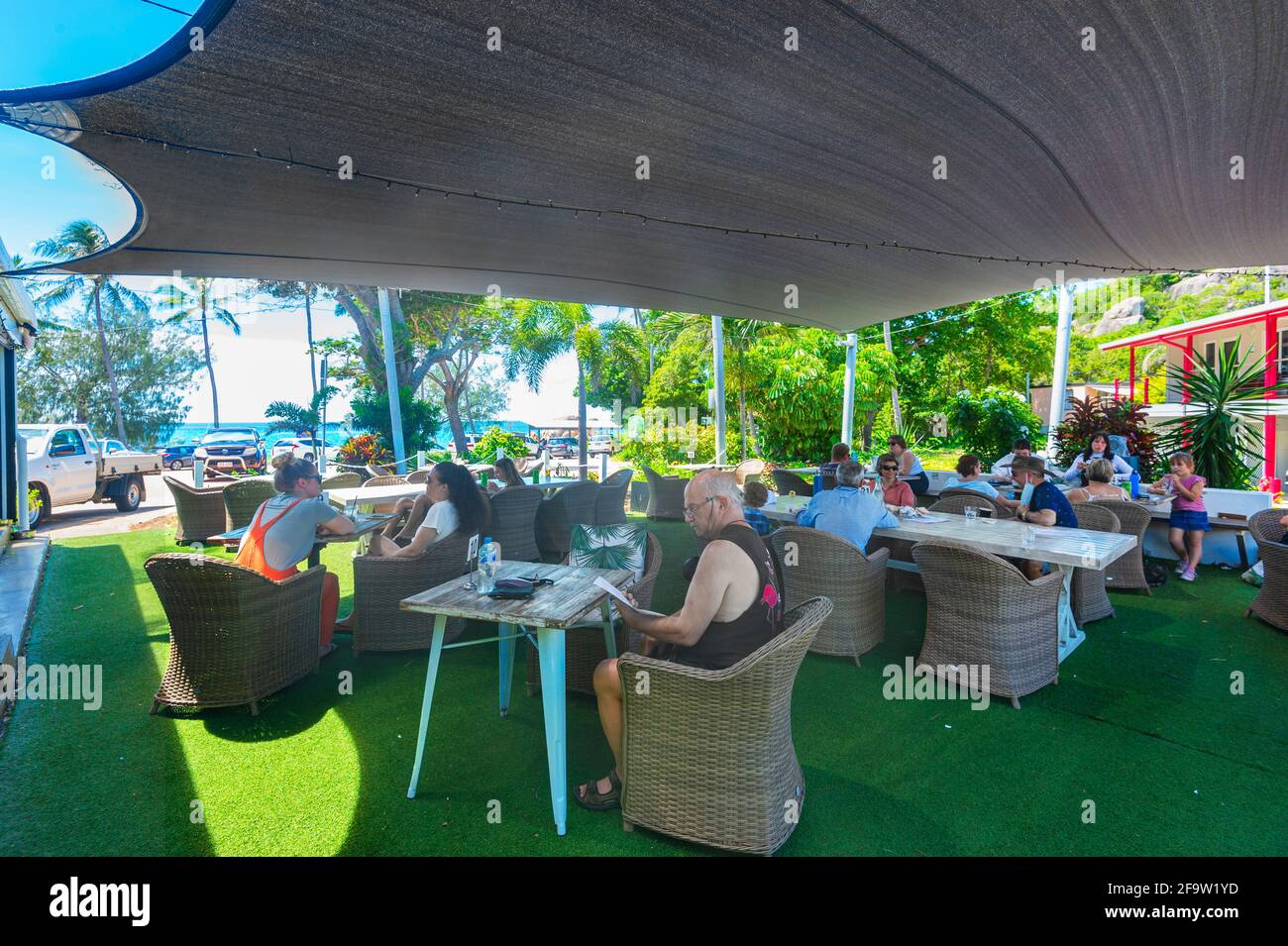 Les personnes qui mangent en plein air sur la terrasse du Horseshoe Bay café, Bowen, Queensland, Queensland, Australie Banque D'Images