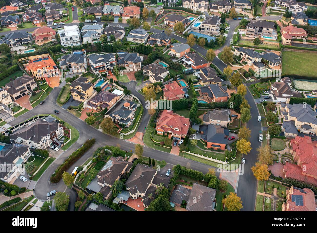 Vue aérienne de maisons de prestige haut de gamme construites autour des années 1990-2000 dans une banlieue de Sydney à Castle Hill, Nouvelle-Galles du Sud, Australie. Banque D'Images