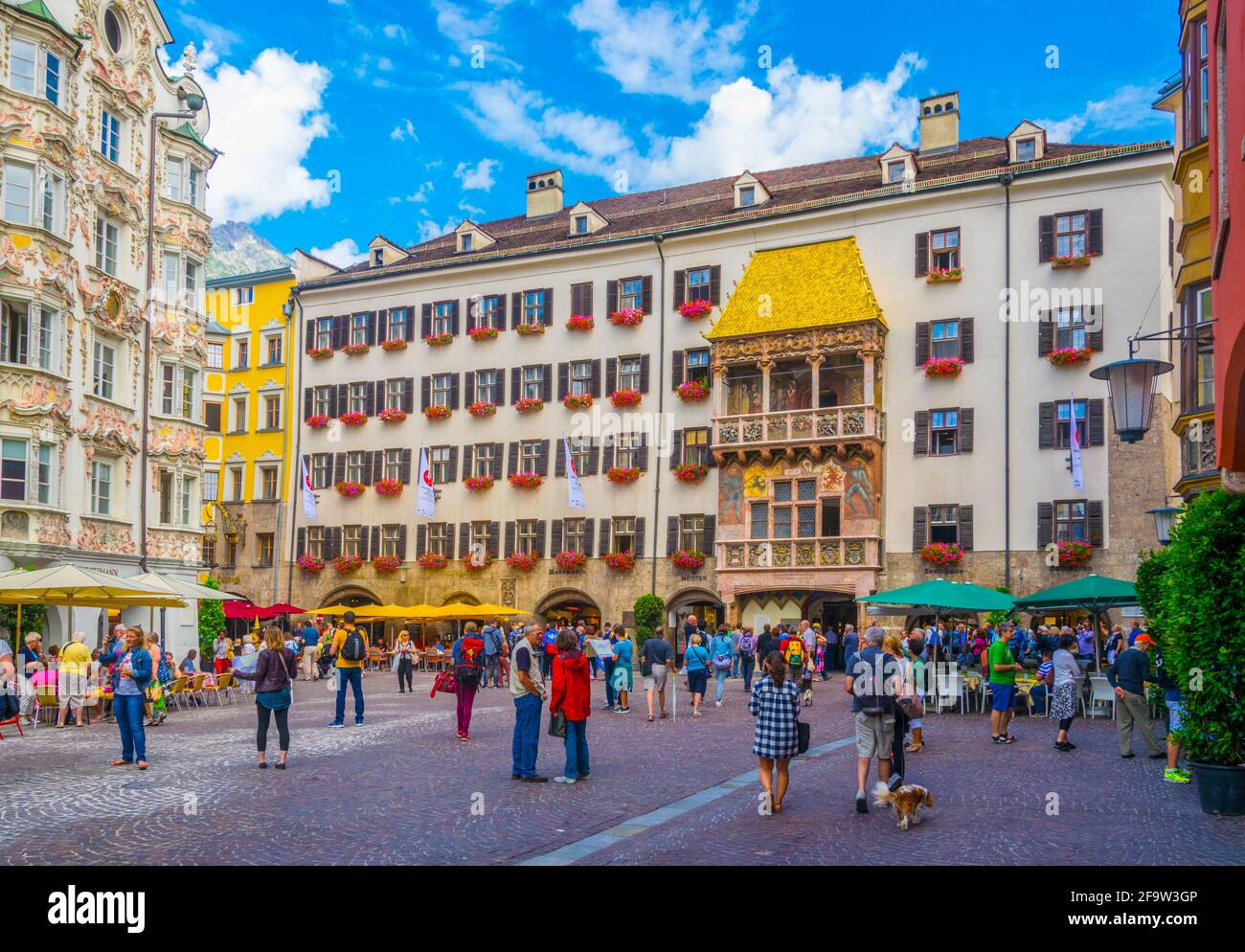 INNSBRUCK, AUTRICHE, 27 JUILLET 2016 : les gens admirent les célèbres goldenes dachl à Innsbruck, Autriche. Banque D'Images