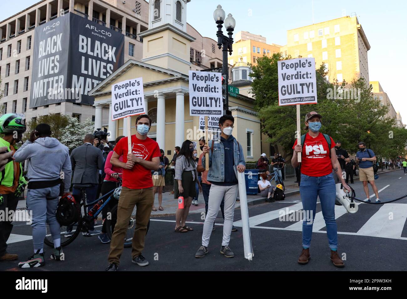 Washington, D.C., États-Unis. 20 avril 2021. Les gens se réunissent pour célébrer après le verdict de Derek Chauvin, l'ancien policier de Minneapolis accusé de tuer George Floyd. Crédit : Bryan Dozier/Alay Live News Banque D'Images