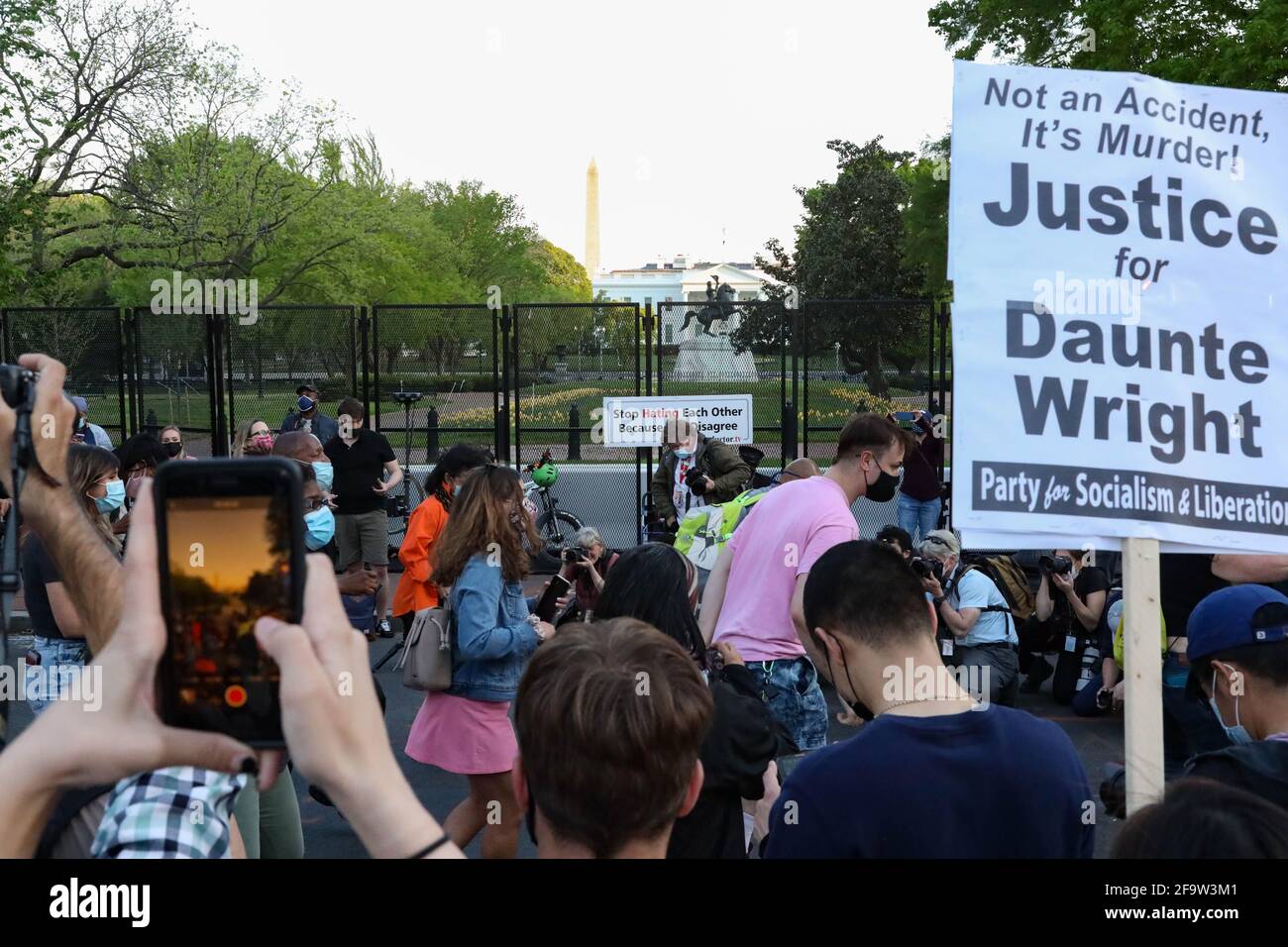 Washington, D.C., États-Unis. 20 avril 2021. Les gens se réunissent pour célébrer après le verdict de Derek Chauvin, l'ancien policier de Minneapolis accusé de tuer George Floyd. Crédit : Bryan Dozier/Alay Live News Banque D'Images