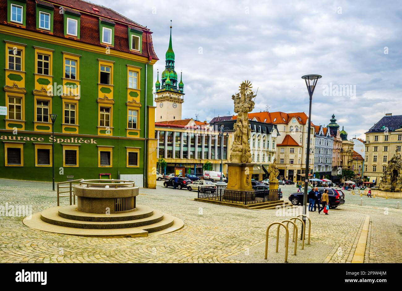 BRNO, RÉPUBLIQUE TCHÈQUE, 26 MAI 2015 : vue sur la place Zelny trh de la ville tchèque Brno, qui est la plus grande ville de la Moravie. Banque D'Images