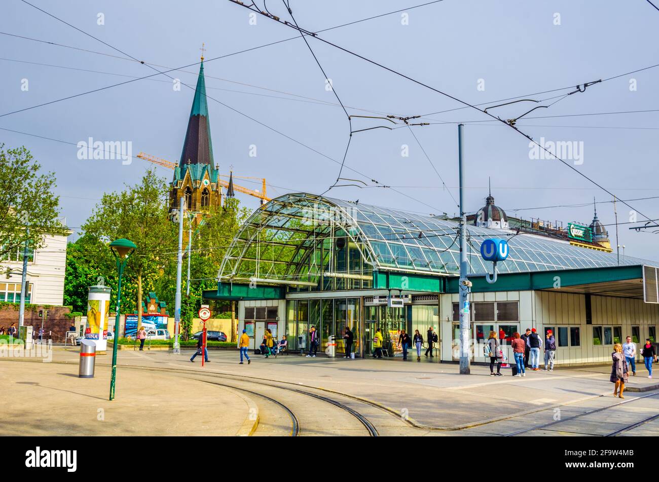 VIENNE, AUTRICHE, 08 JUIN 2015 : les gens attendent un tramway à côté de la station de métro et de tramway Westbahnhof. Banque D'Images