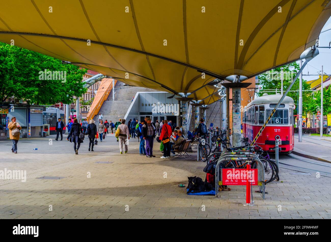 VIENNE, AUTRICHE, 08 JUIN 2015 : Bibliothèque de la ville de Vienne sur la place Urban-Loritz-Platz de Vienne. La nouvelle Bibliothèque et le nouveau design de l'Urban-Loritz-Square Wer Banque D'Images