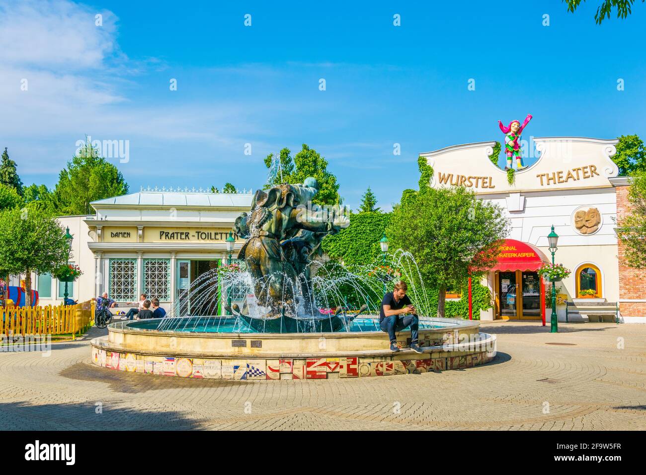 VIENNE, AUTRICHE, JUIN 2016:vue d'une fontaine clown devant le théâtre wurstel dans le parc d'attractions prater à Vienne, Autriche. Banque D'Images