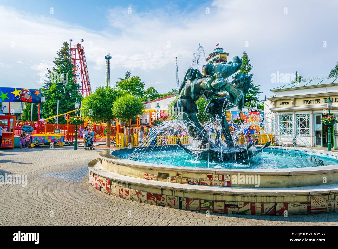 VIENNE, AUTRICHE, JUIN 2016:vue d'une fontaine clown devant le théâtre wurstel dans le parc d'attractions prater à Vienne, Autriche. Banque D'Images