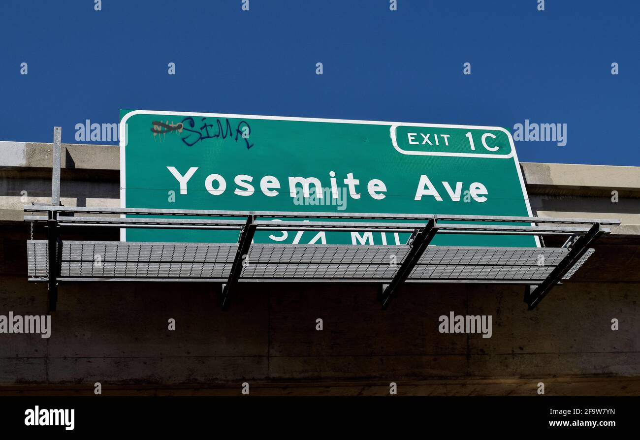 graffiti sur le panneau de sortie pour Yosemite Avenue sur la State route Pont autoroutier 120 en Californie Banque D'Images