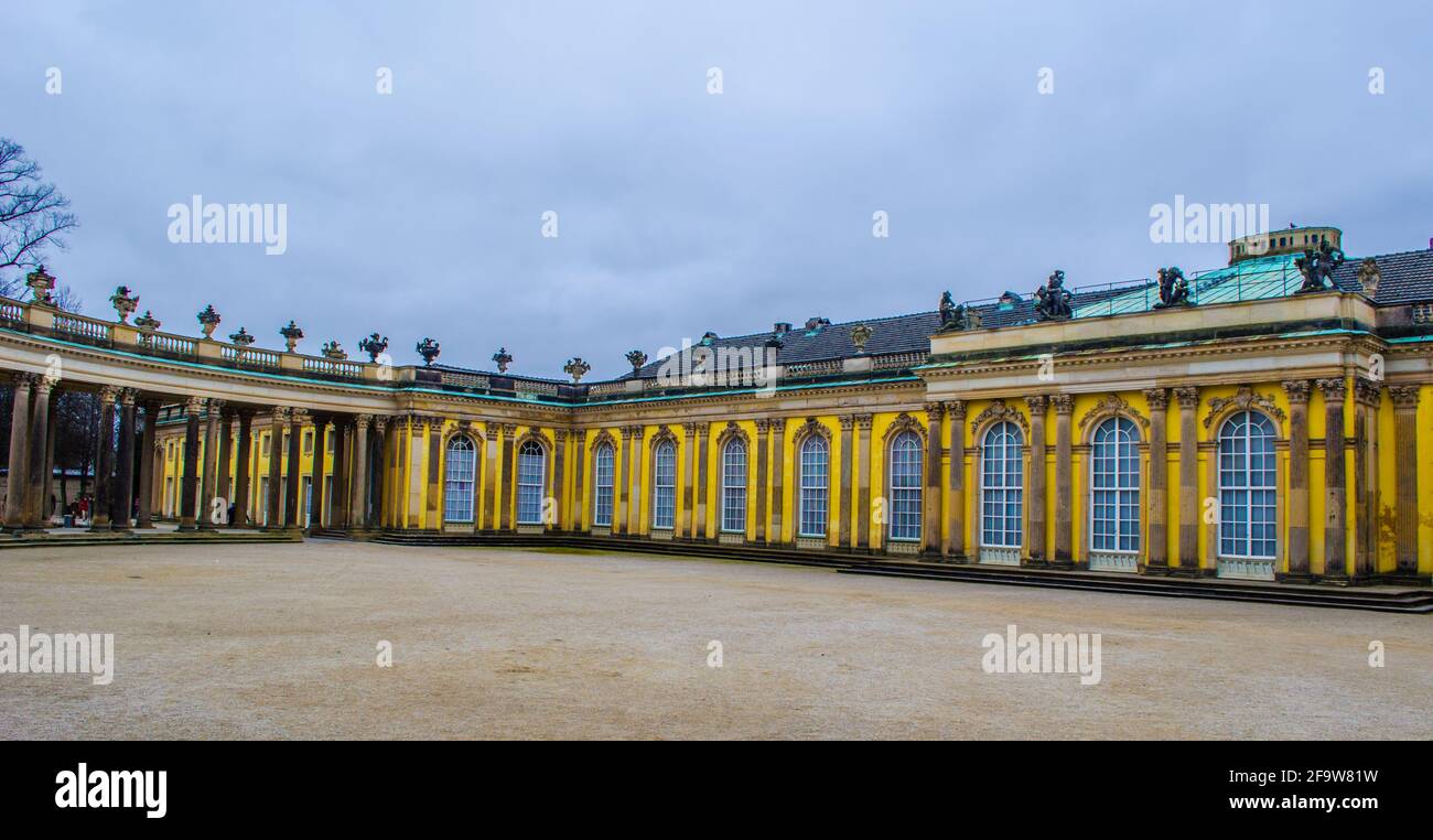 POTSDAM, ALLEMAGNE, 11 MARS 2015 : le palais de sanssouci est l'un des dominants de potsdam et il est entouré d'un immense parc et de plusieurs fontaines. Banque D'Images