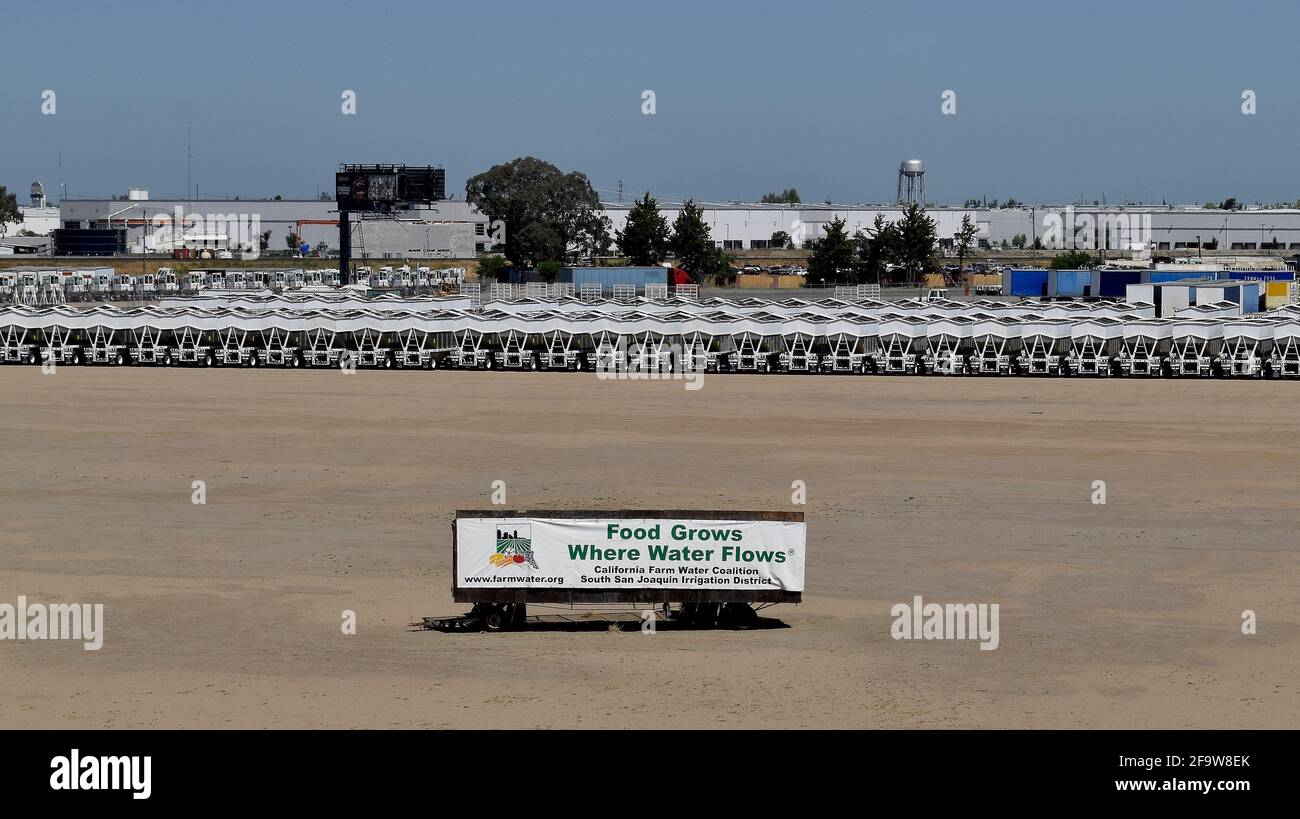 California Farm Water Coalition, South San Joaquin irrigation District, la nourriture pousse là où l'eau coule, panneau d'affichage sur le côté d'une remorque de camion garée en vue d'un Highwayus de Californie Banque D'Images