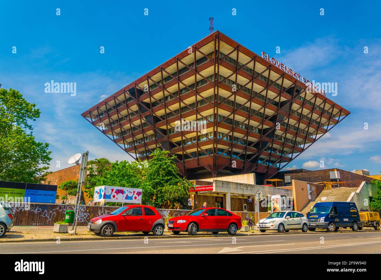 BRATISLAVA, SLOVAQUIE, le 28 MAI 2016 : immeuble de la radio slovaque  (Slovensky rozhlas) en forme de pyramide inversée à Bratislava Photo Stock  - Alamy