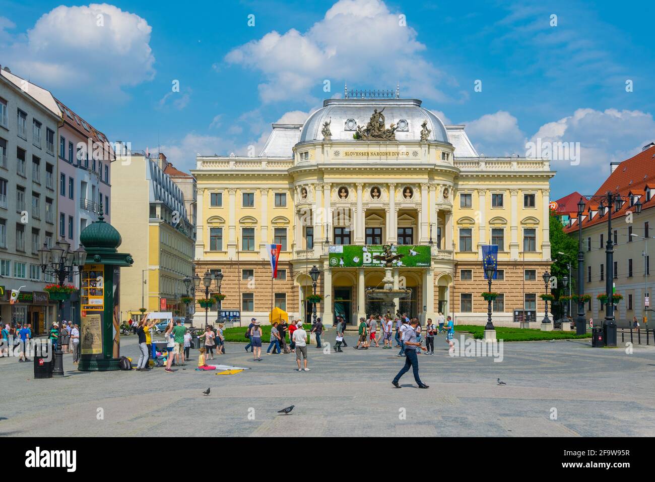 BRATISLAVA, SLOVAQUIE, le 28 MAI 2016: Les gens se balader sur la place hviezdoslav devant le théâtre national de Bratislava, Slovaquie Banque D'Images