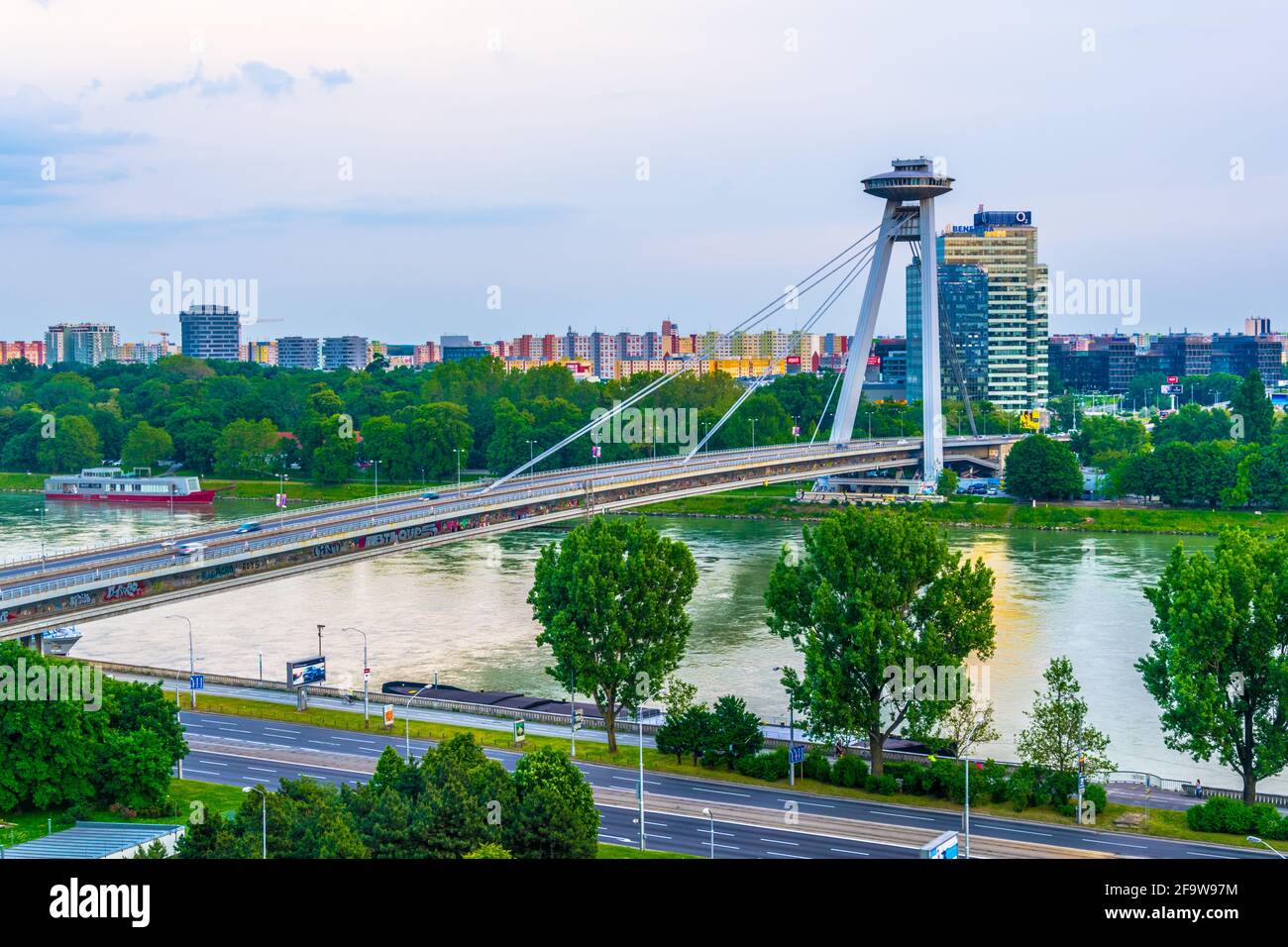 BRATISLAVA, SLOVAQUIE, 28 MAI 2016 : vue aérienne du pont SNP à Bratislava, Slovaquie Banque D'Images