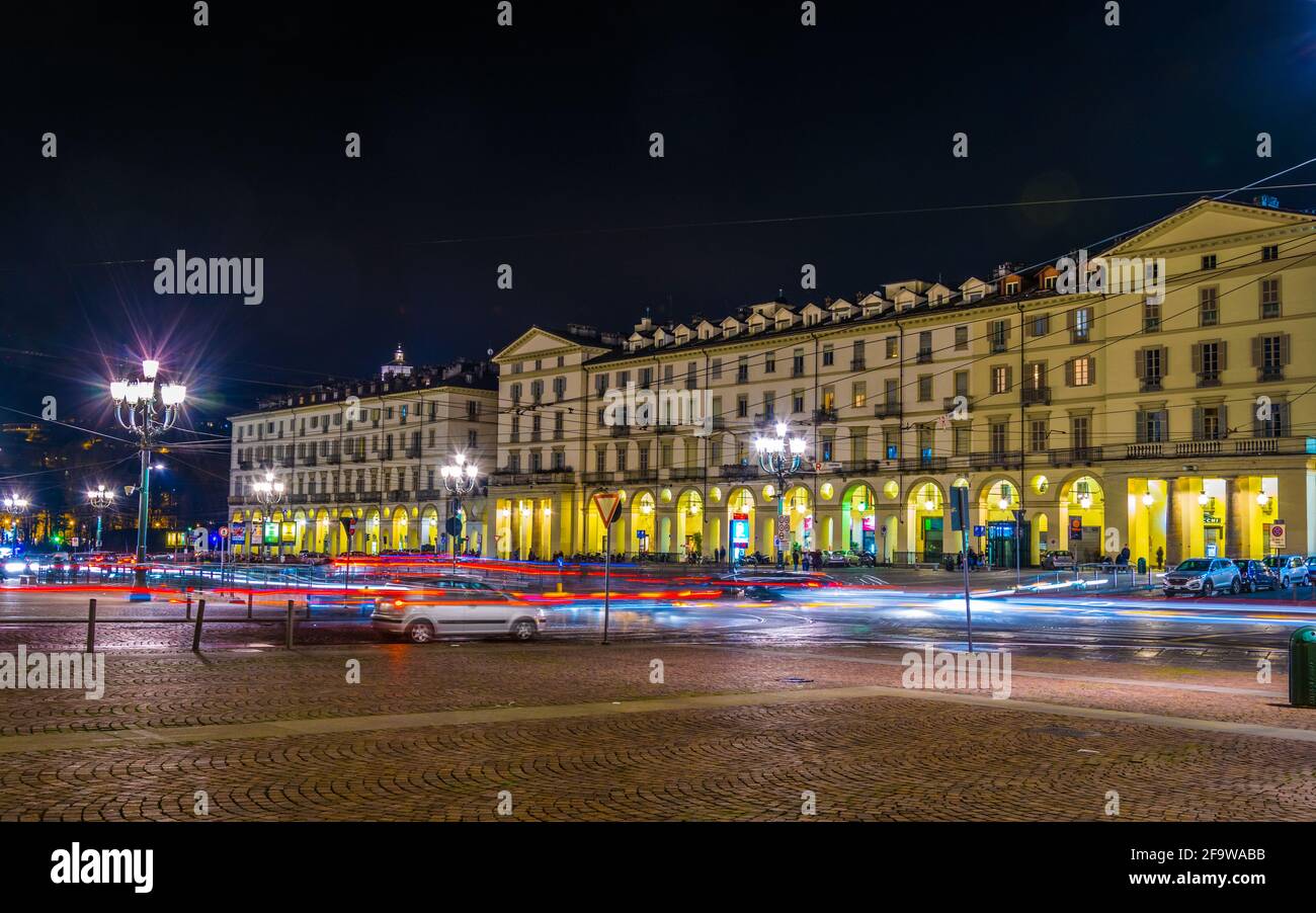 TURIN, ITALIE, 12 MARS 2016 : vue de nuit de la place principale de la  ville italienne de turin - piazza vittorio veneto Photo Stock - Alamy