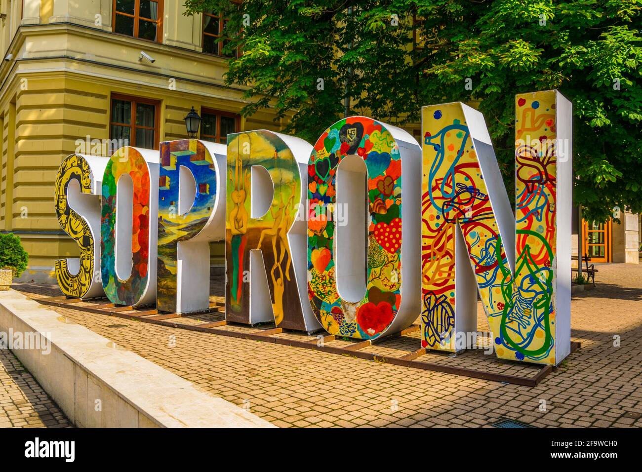 SOPRON, HONGRIE, 17 JUIN 2016: Un panneau décoratif Sopron annonçant l'agence touristique locale à Sopron, Hongrie Banque D'Images