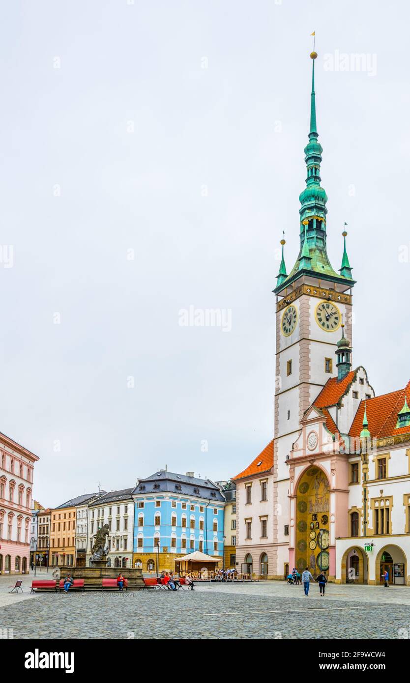 OLOMOUC, RÉPUBLIQUE TCHÈQUE, 16 AVRIL 2016 : vue de la mairie de la ville tchèque Olomouc. Banque D'Images