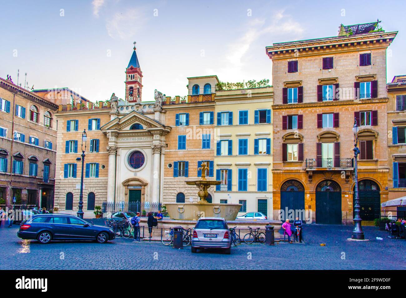 ROME, ITALIE, 1er JUIN 2014: Les gens se balader à travers la célèbre piazza farnese dans la capitale italienne rome. Banque D'Images