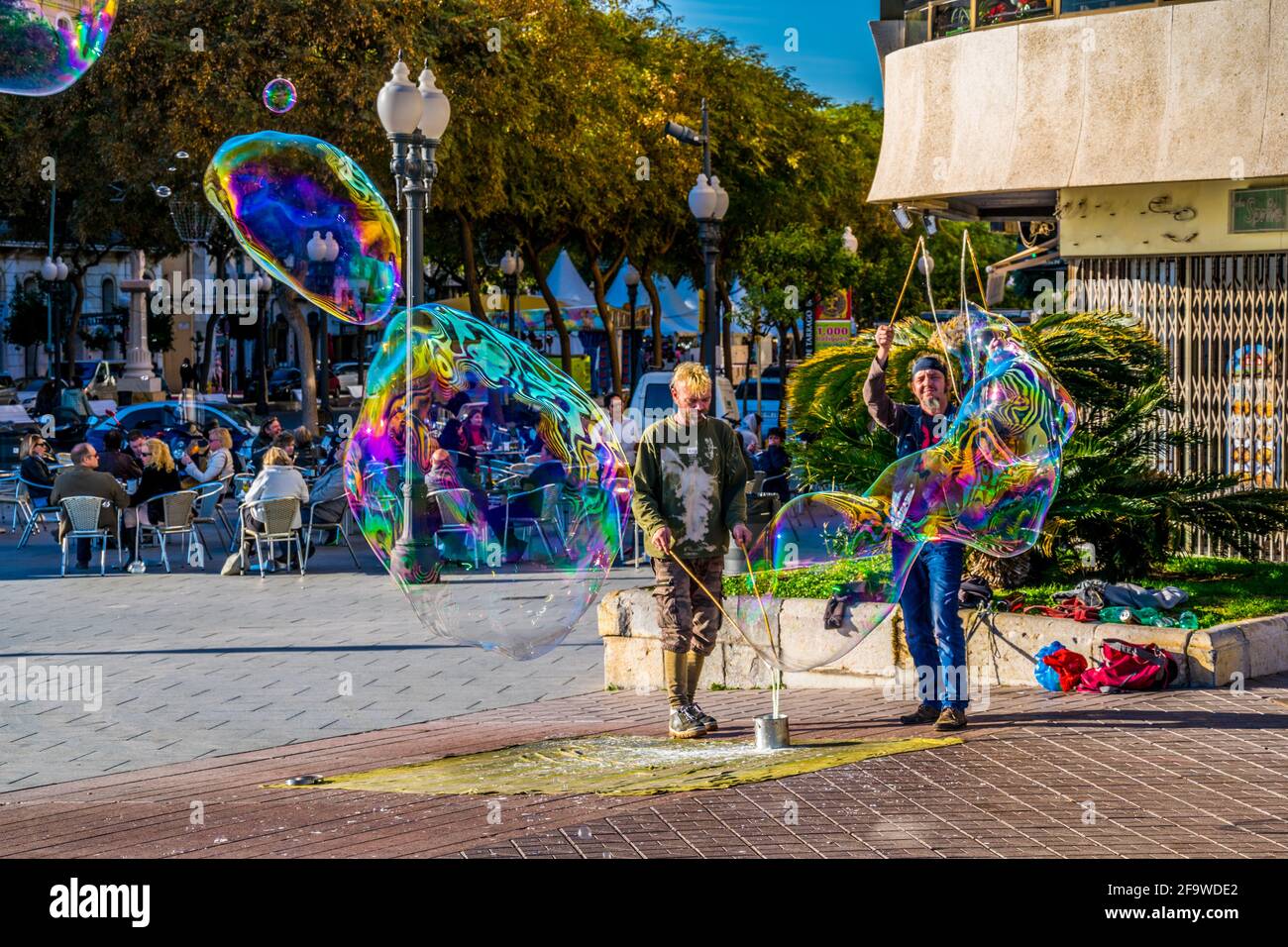 TARRAGONE, ESPAGNE, 29 DÉCEMBRE 2015 : un groupe d'artistes de rue fait des bulles de savon pour amuser les gens qui passent Banque D'Images