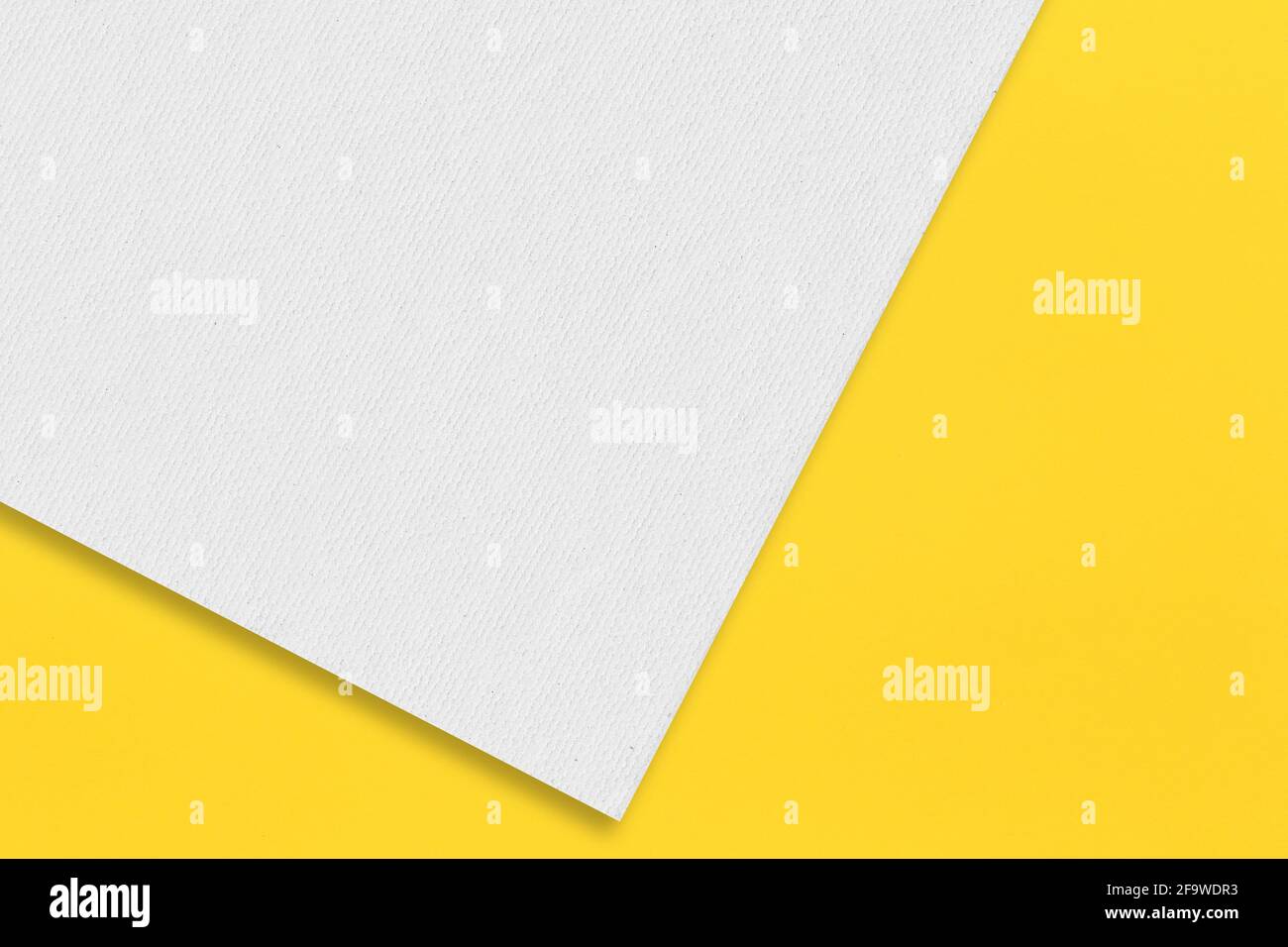 Le papier gris est placé sur le papier jaune pour la conception dans votre concept de travail de fond. Banque D'Images