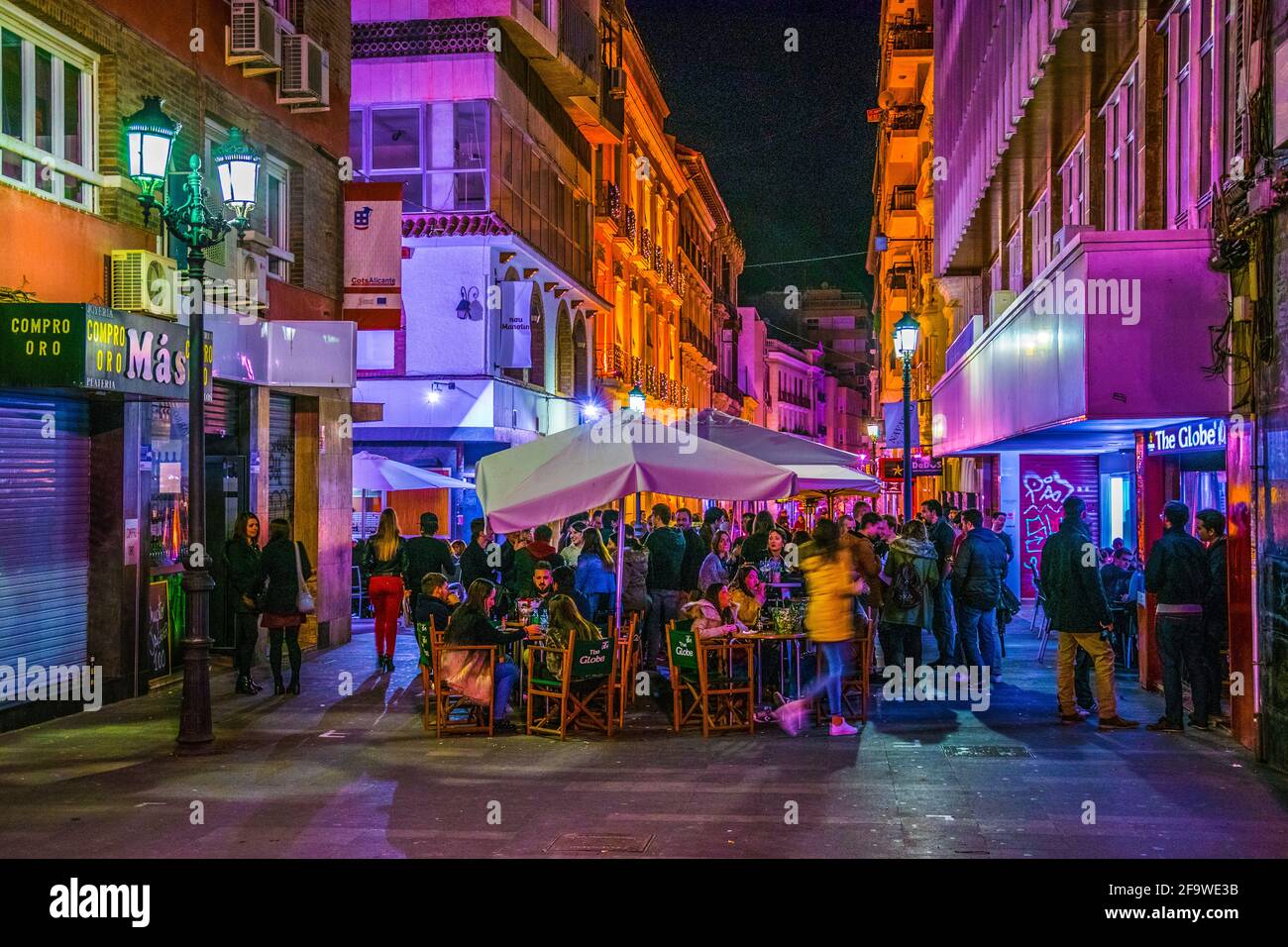 ALICANTE, ESPAGNE, le 2 JANVIER 2016: Vue sur une rue étroite dans le  centre historique de la ville espagnole d'alicante où les gens du coin  aiment la vie nocturne en fron Photo