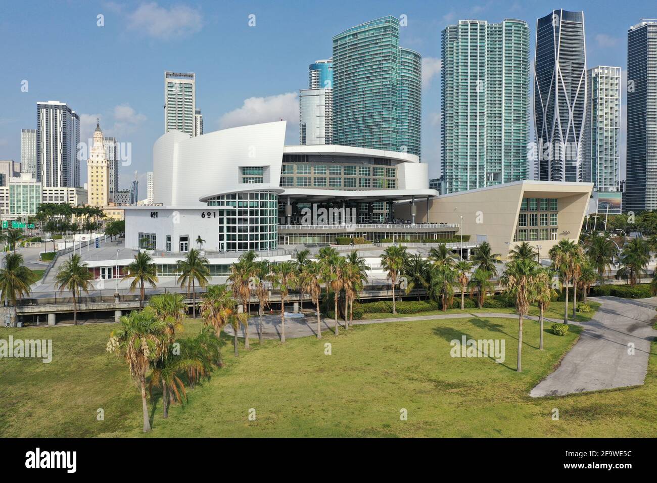 Miami, Floride - 17 avril 2021 - vue aérienne de l'American Airlines Arena et des bâtiments et parcs environnants. Banque D'Images