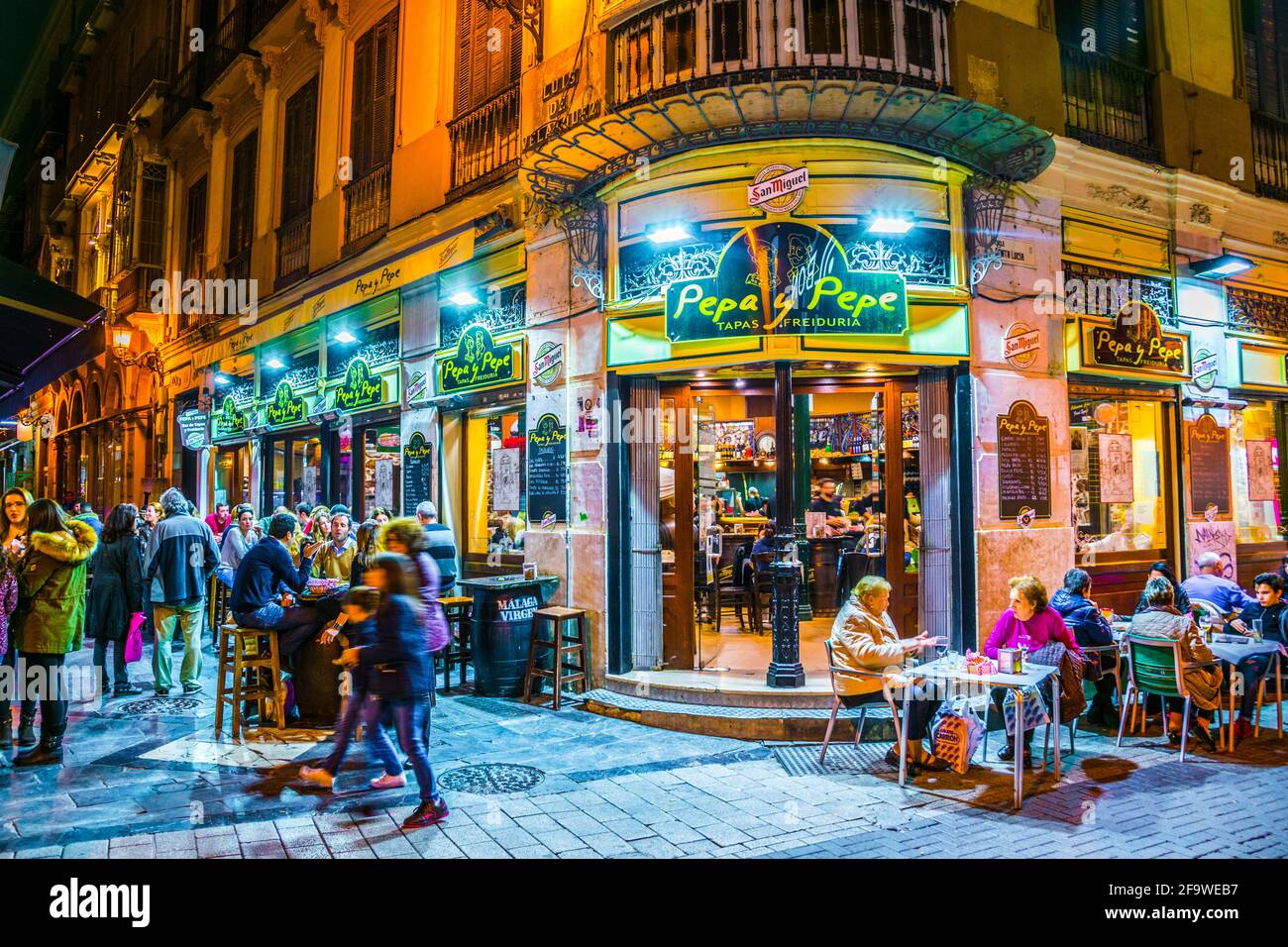 MALAGA, ESPAGNE, le 4 JANVIER 2016 : une foule de touristes se balader dans le centre historique de malaga après le coucher du soleil Banque D'Images