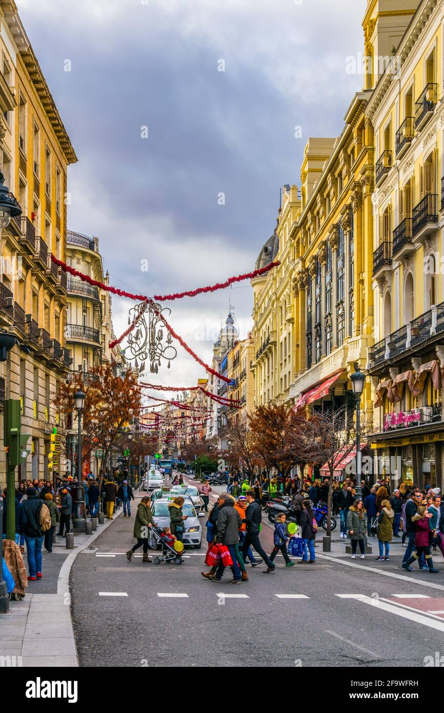 MADRID, ESPAGNE, le 9 JANVIER 2016: Les gens se promenent sur la calle de arenal en direction de la place puerta del sol dans la capitale espagnole madrid Banque D'Images