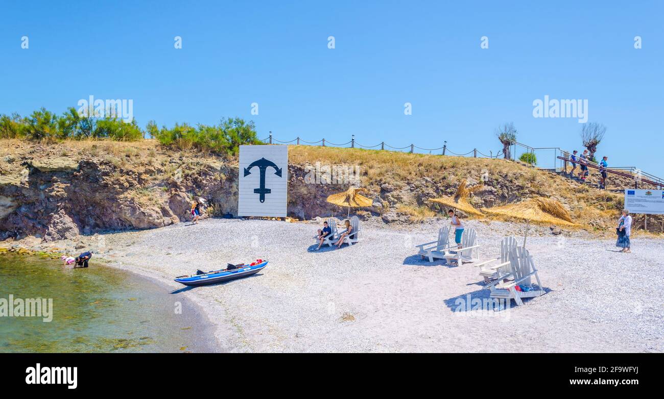 BURGAS, BULGARIE, 16 JUILLET 2015: Les gens attendent un ferry sur une plage sur l'île de St.anastasia près de la ville bulgare burgas. Banque D'Images