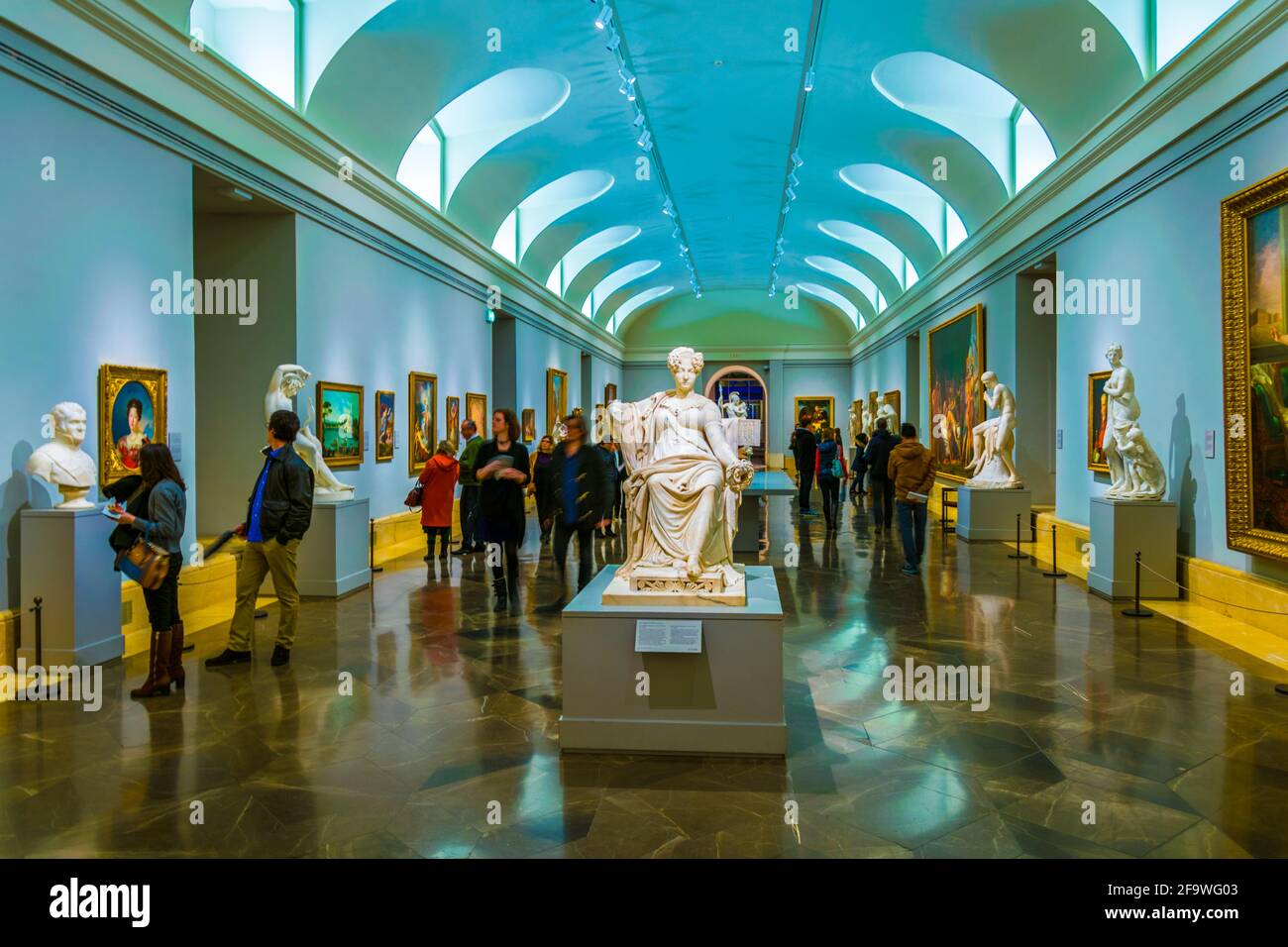 MADRID, ESPAGNE, le 9 JANVIER 2016 : les gens se balader à travers les couloirs de la galerie du prado et profiter de la vue sur les chefs-d'œuvre de la peinture Banque D'Images