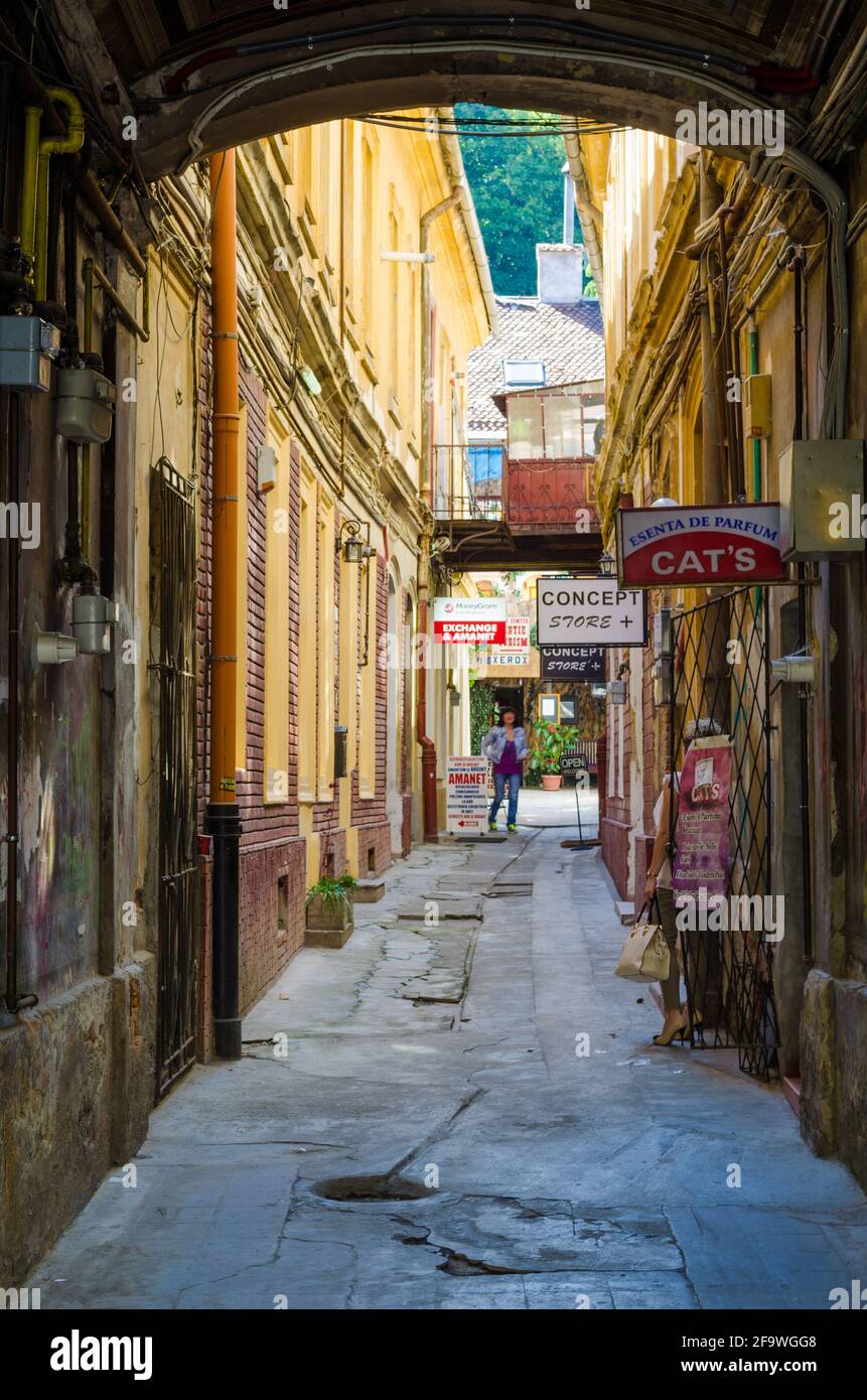 BRASOV, ROUMANIE, 9 JUILLET 2015 : vue sur une rue étroite dans le quartier de la place du conseil dans la ville roumaine de brasov Banque D'Images