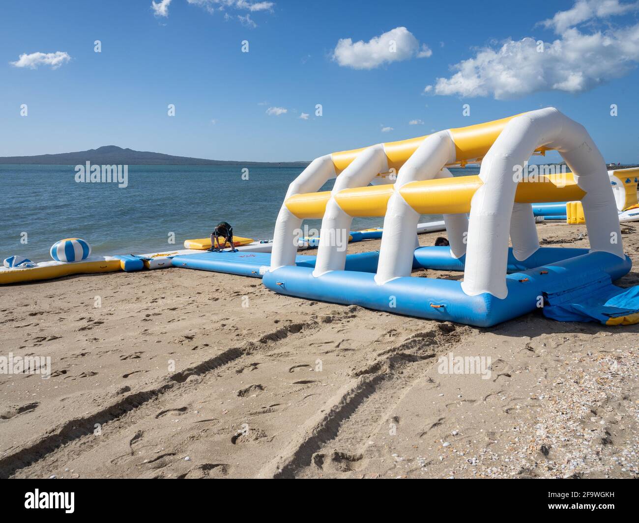 AUCKLAND, NOUVELLE-ZÉLANDE - 16 avril 2021 : vue de la construction du parc aquatique gonflable Waterworld Mission Bay Banque D'Images