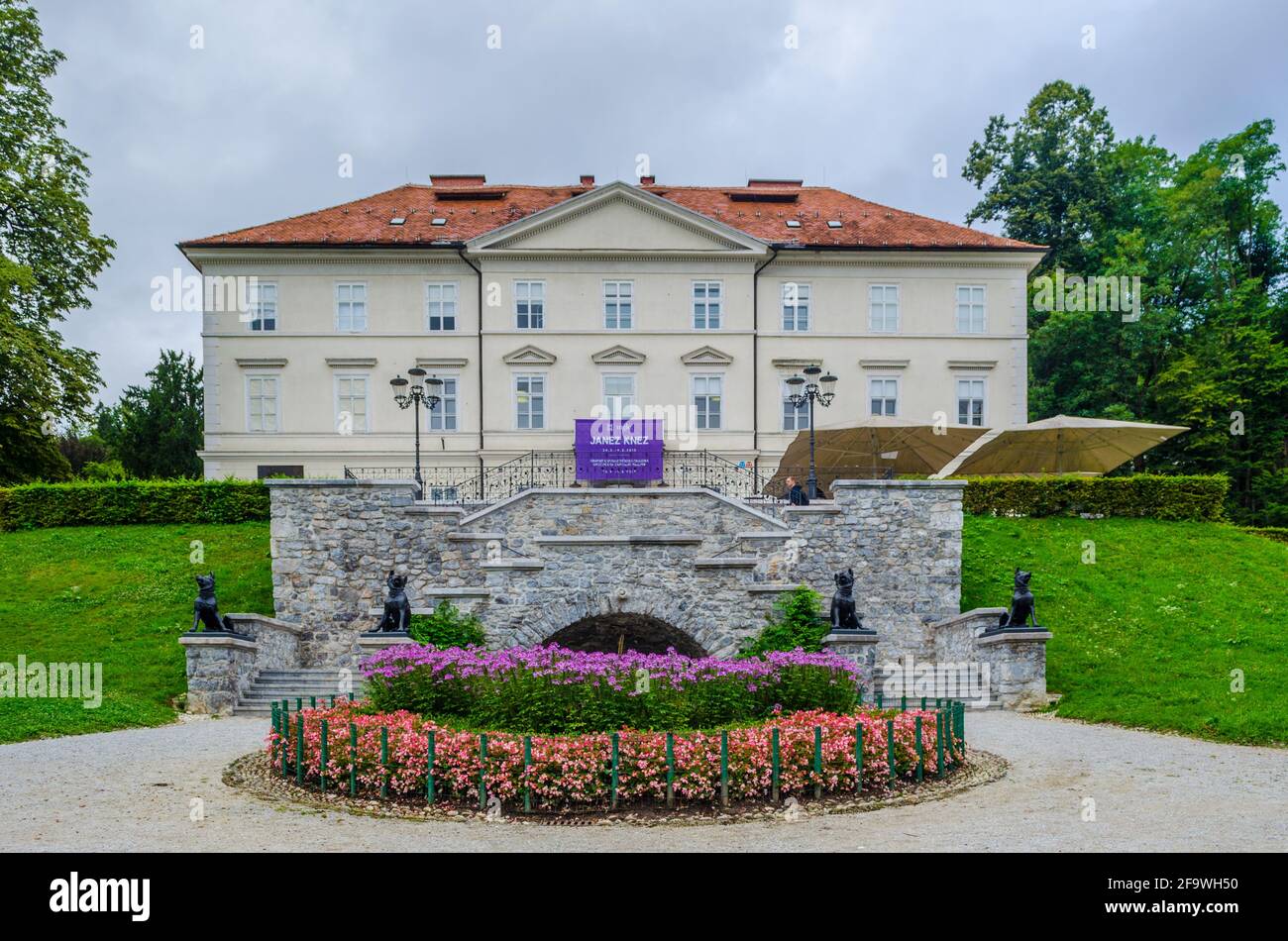 LJUBLJANA, SLOVÉNIE, 29 JUILLET 2015 : Château Tivoli et lit de fleurs dans le parc Tivoli. Le parc Tivoli est le plus grand parc de Ljubljana. Banque D'Images