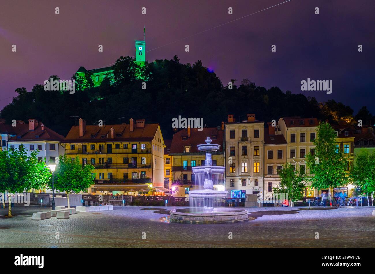 LJUBLJANA, SLOVÉNIE, 29 JUILLET 2015 : Novi trg - la place de la nouvelle ville de Ljubljana, capitale slovène, est dominée par un château situé sur une colline Banque D'Images